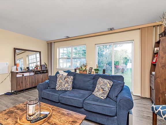4th image of 1027 Jerusalem Avenue #121