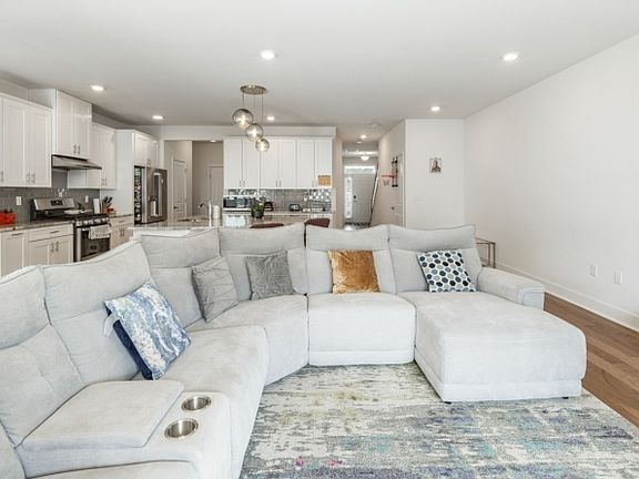 2nd image of 15 Gerhard Pl