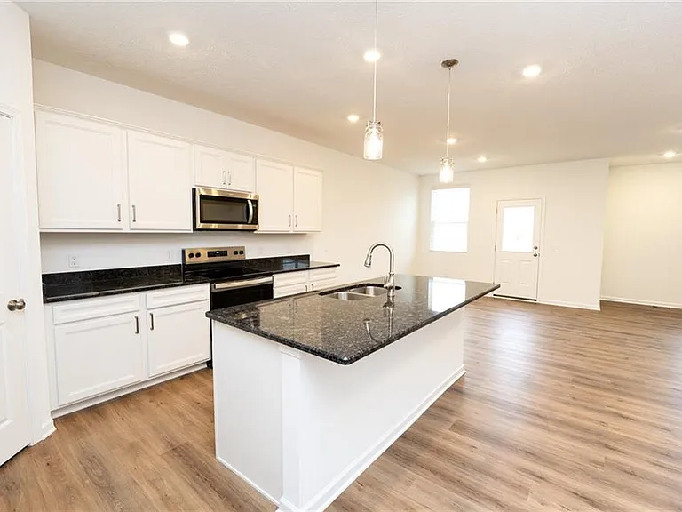 98 Brewster Dr — Photo 5