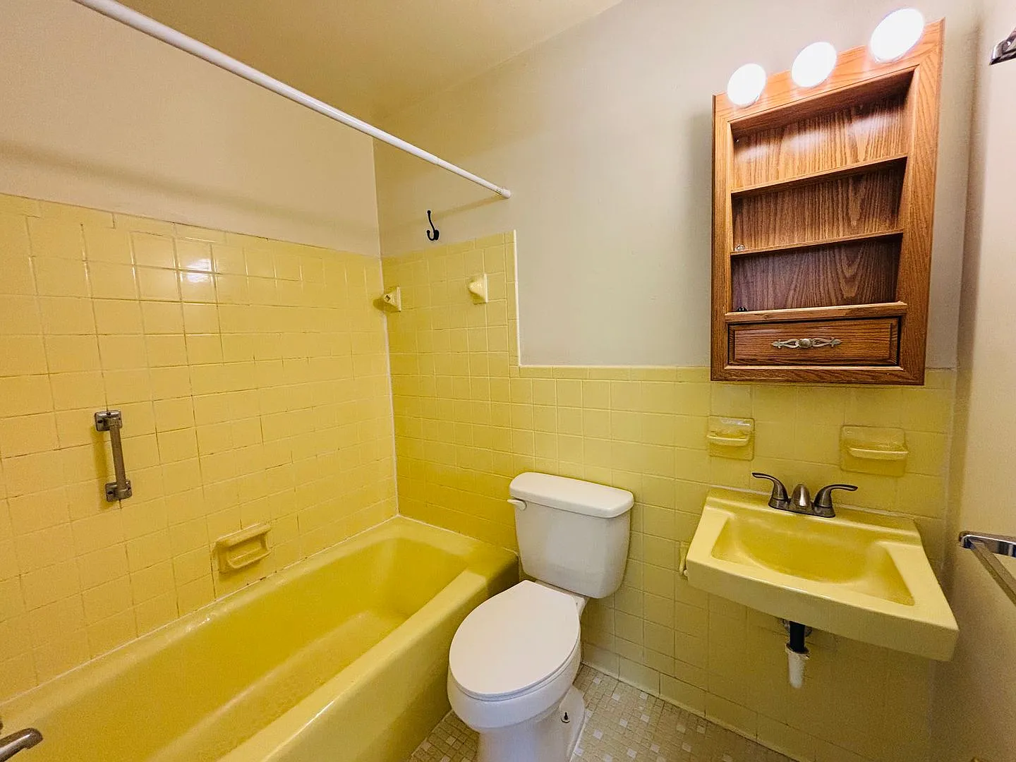 4 Bedroom 2.5 Bath Townhouse — Photo 3