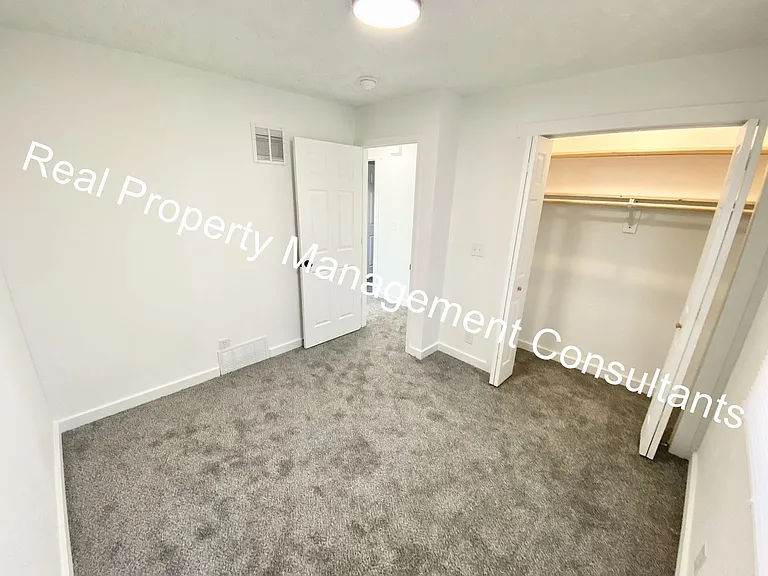 902 Twin Oaks Ter — Photo 13