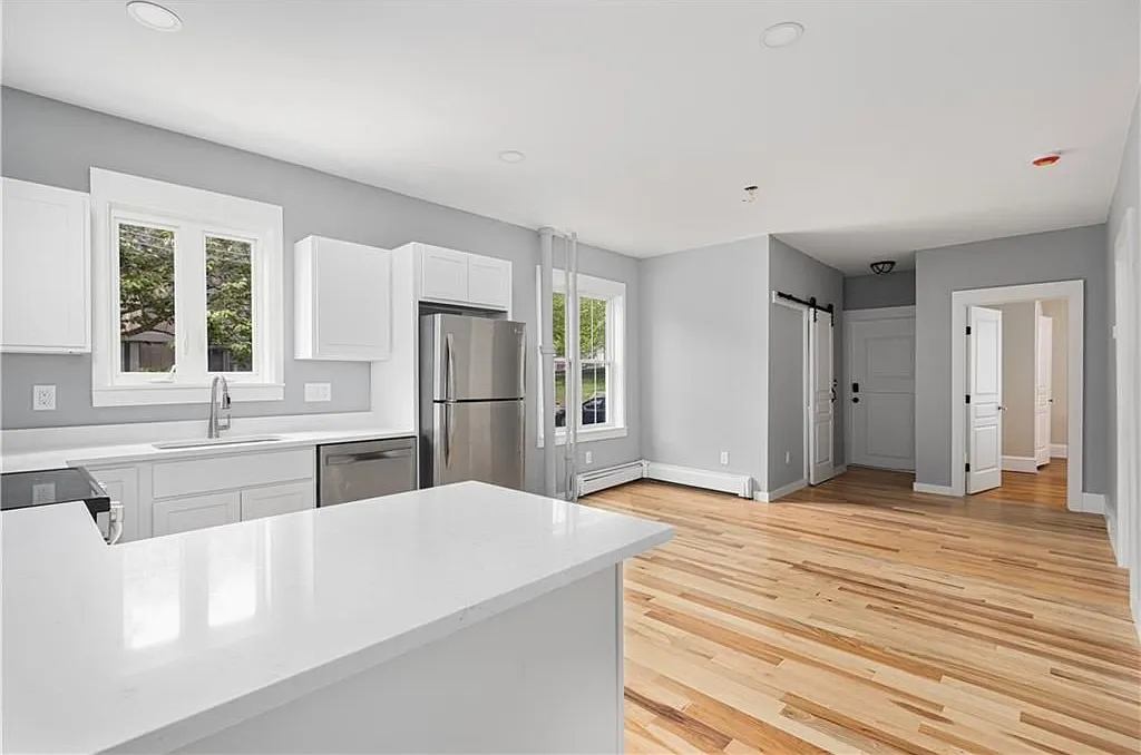 3 bed, 1.0 bath, 900 sqft, $3,300 — Photo 3