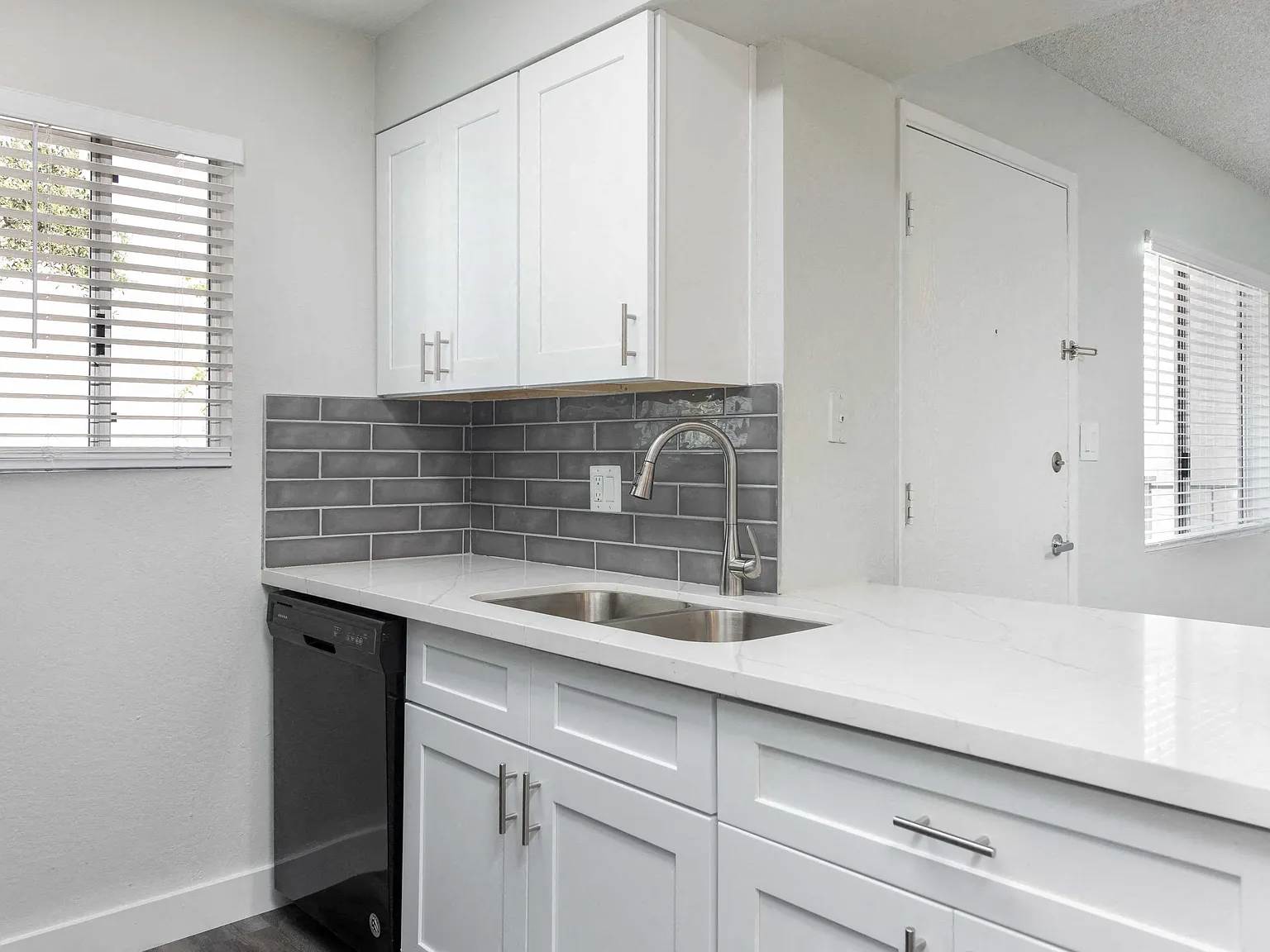 Camelback Cove Apartments — Photo 4