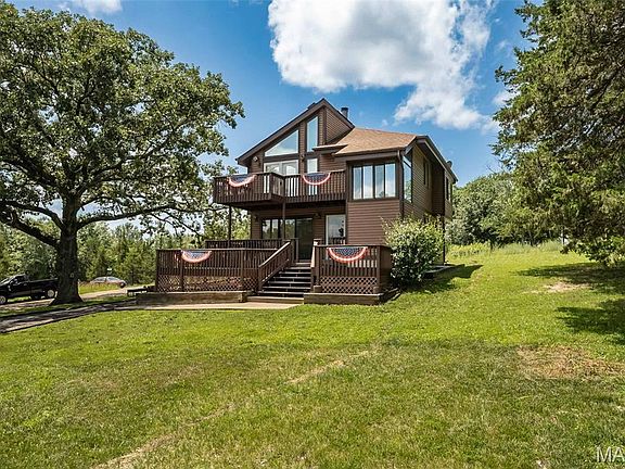 3rd image of 415 Lilac Ln