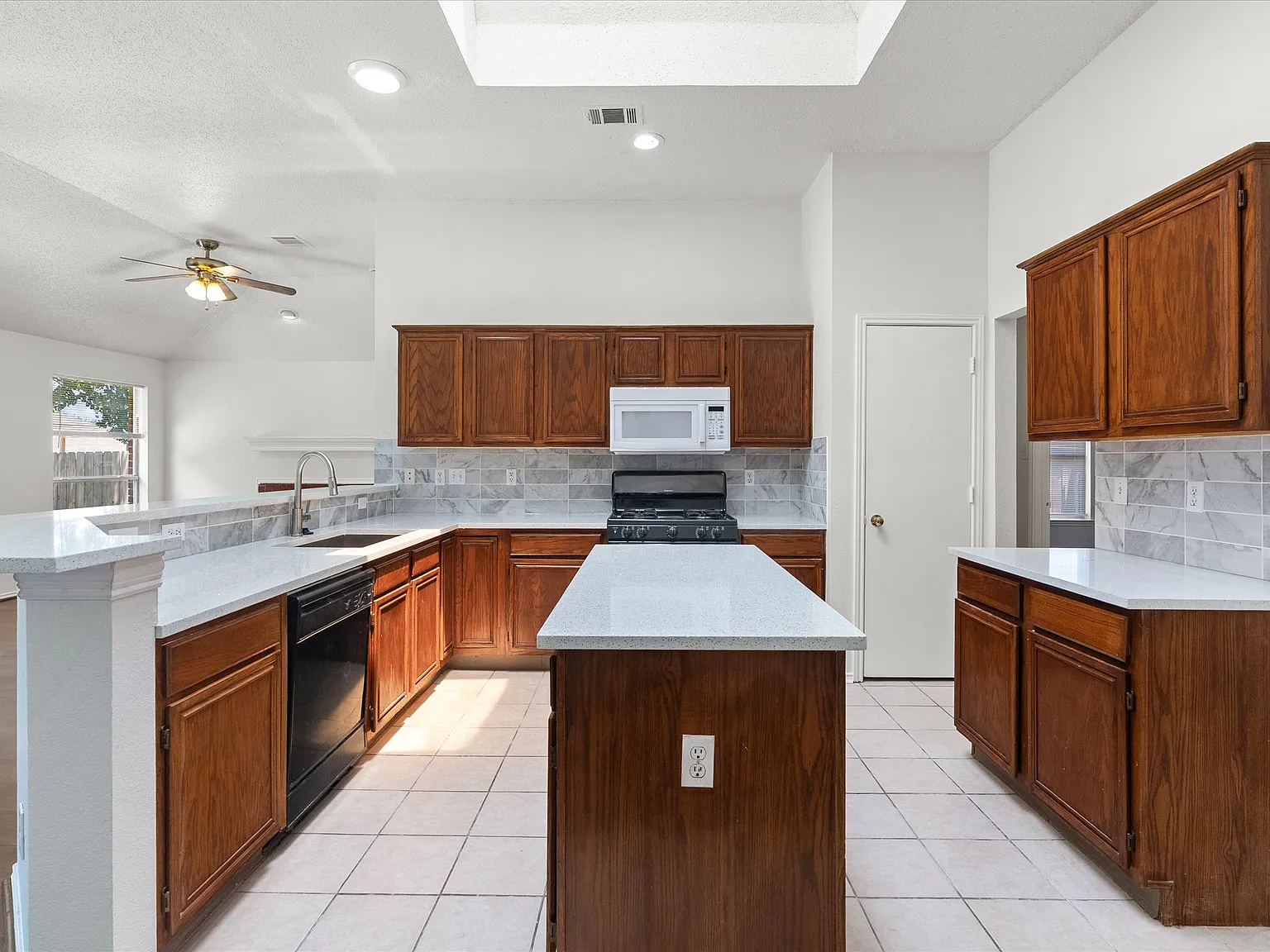 3 bed, 1920 sqft, $2,499 — Photo 4