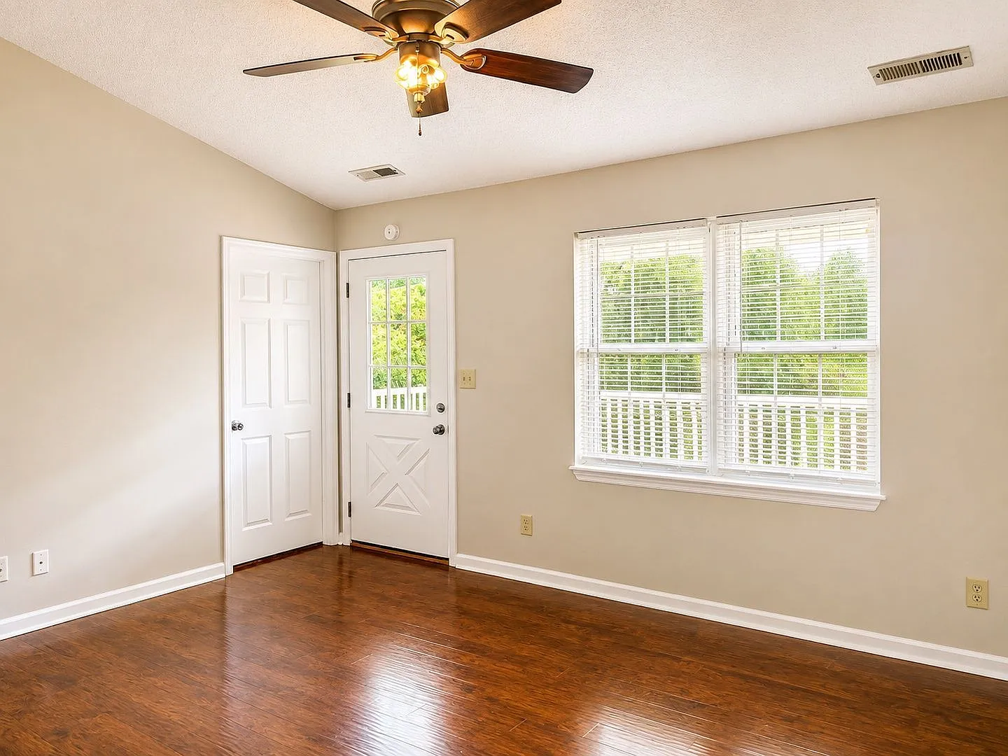 2 bed, 1.0 bath, 1660 sqft, $1,350 — Photo 2