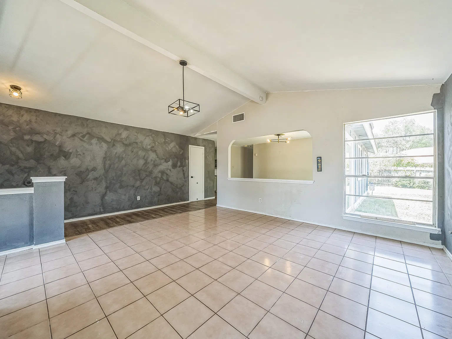 3 bed, 1376 sqft, $2,600 — Photo 3