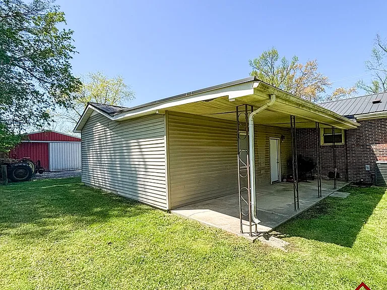 512 W Maple St — Photo 4