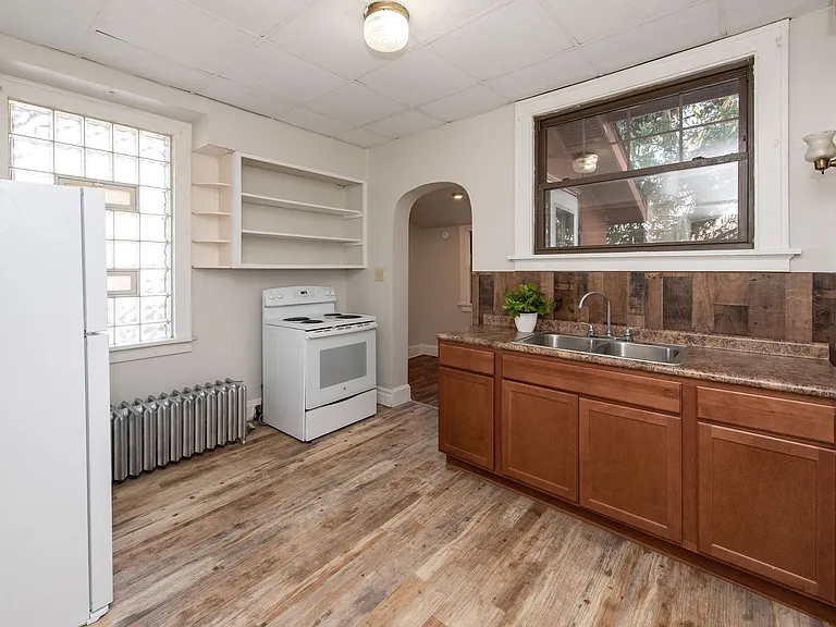 Beautifully updated Tudor style duplex. Upper unit. Large rooms. 2 balconies, private entry. Fenc... — Photo 14