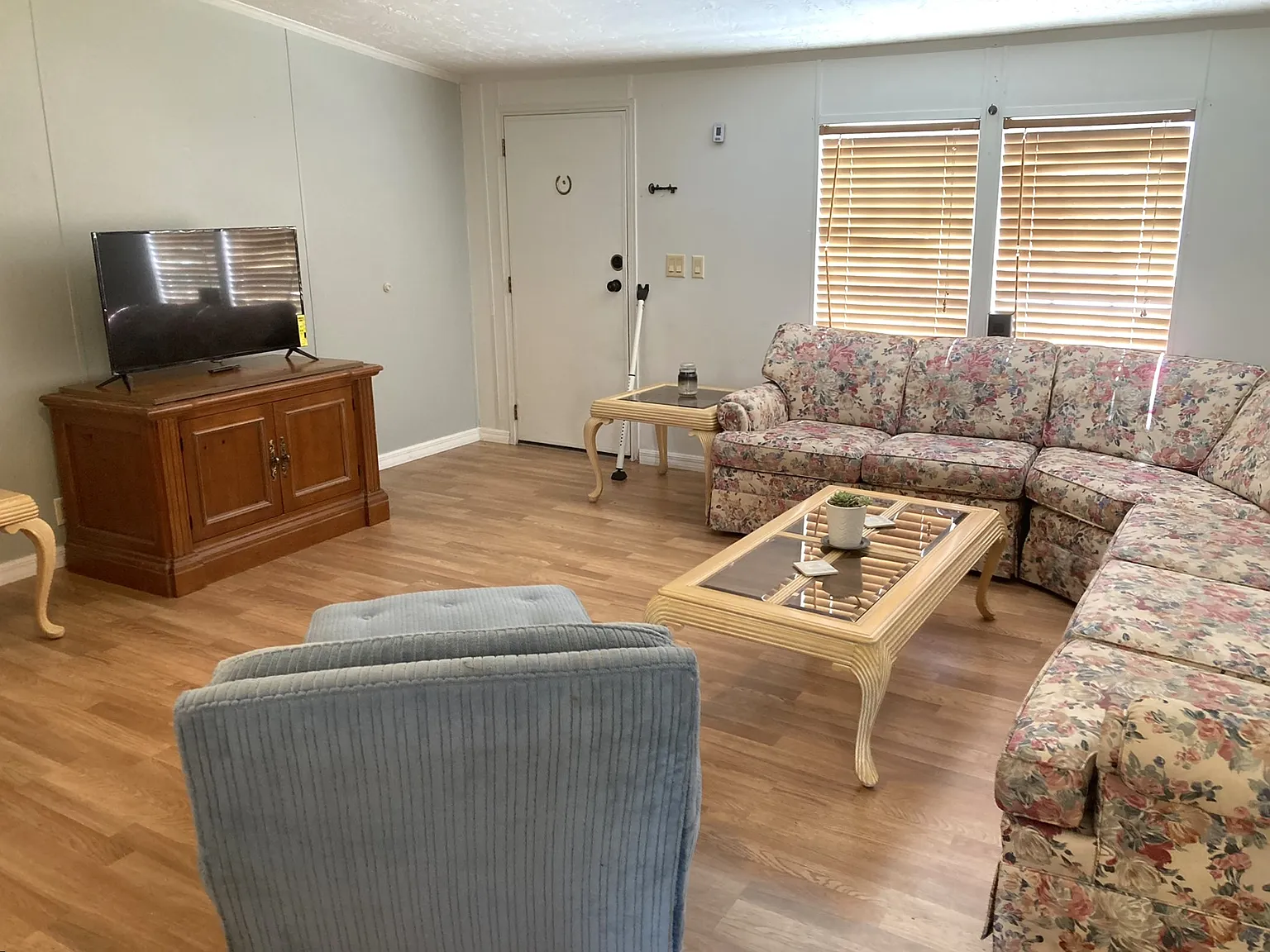 3 bed, 2.0 bath, 1352 sqft, $1,900 — Photo 2