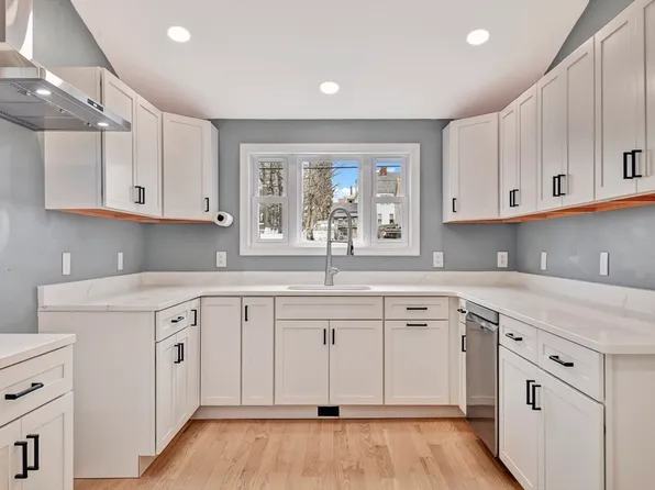 43 1/2 6th Ave, Haverhill, MA 01830