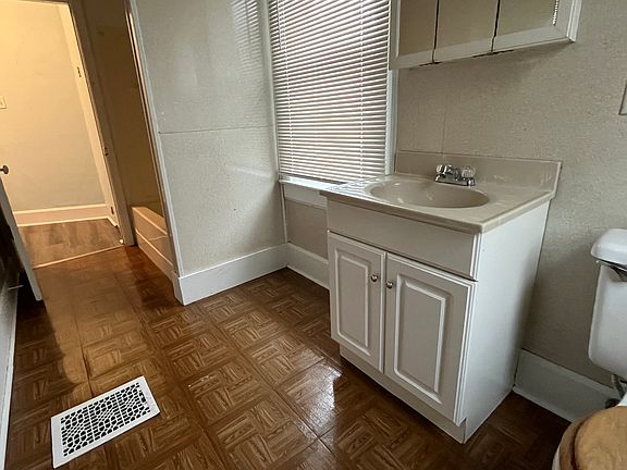 4th image of 196 S Grand Ave #1