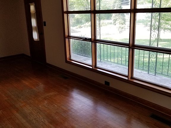 3rd image of 22 E Morgan Ln