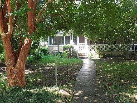 2nd image of 203 SE Baublits Dr