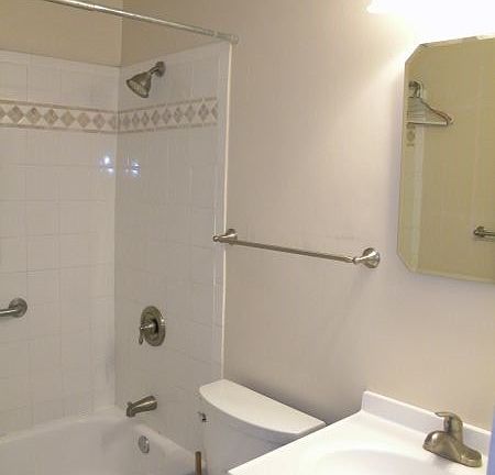 Bath 1 - 1st floor