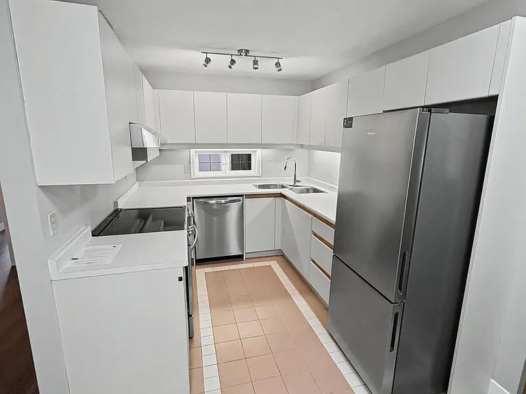 5733 Cambie St — Photo 15