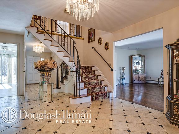 5th image of 25 Wedgewood Ct