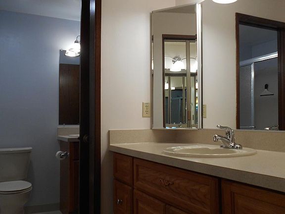 Clever bathroom passthrough w/pocket door