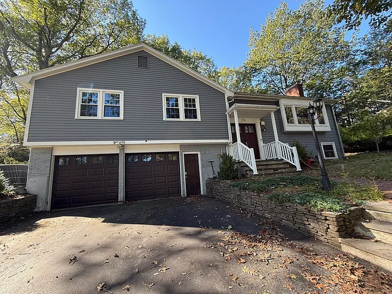 25 Berkshire Dr — Photo 1