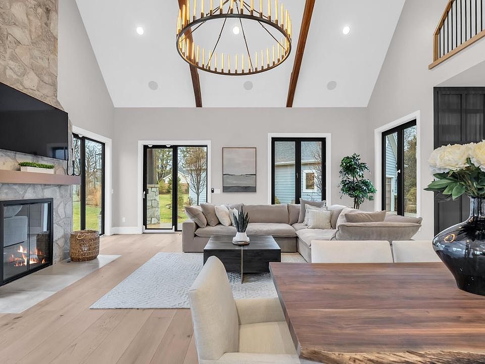 1st image of 525 Maple STREET