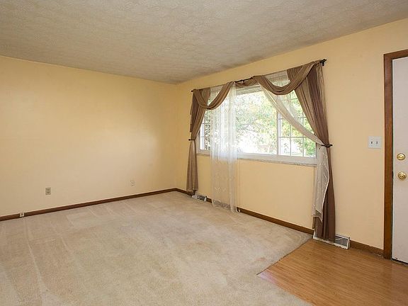 5th image of 40 Sheridan Dr