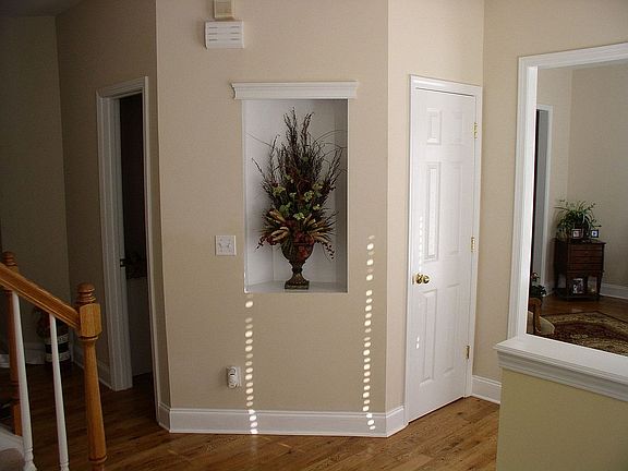 Wall niche at foyer entrance!
