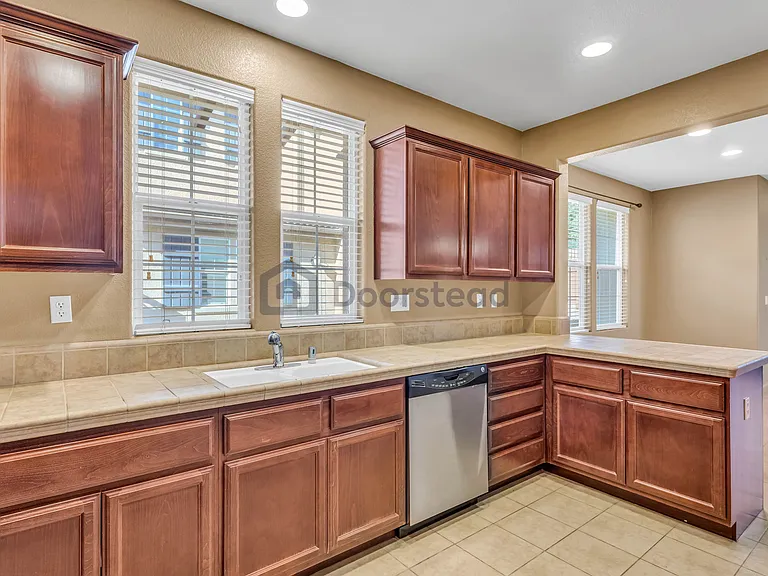 104 Barnhill Dr — Photo 5