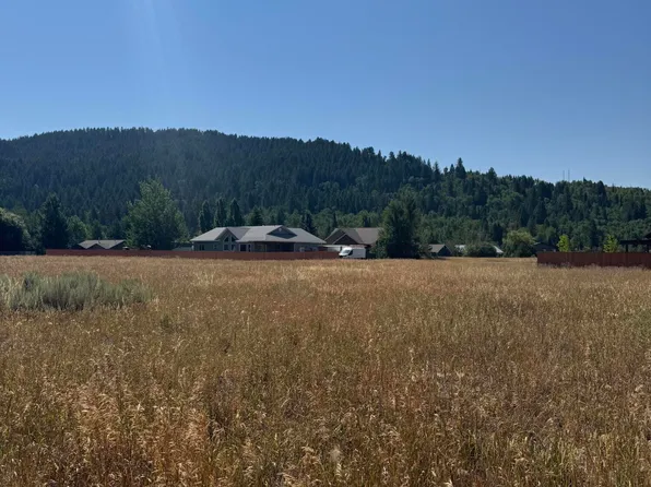 630 Snake River Dr, Alpine, WY 83128