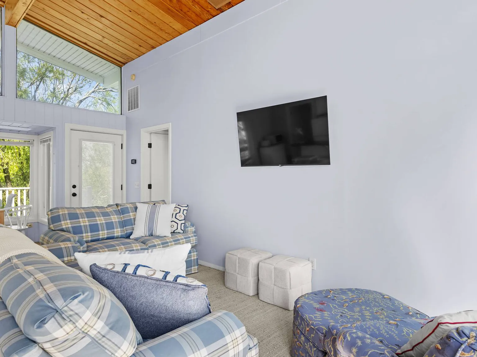 Renovated Beachfront Bungalow — Photo 4