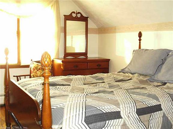 3rd image of 15 Orchard Hill Dr