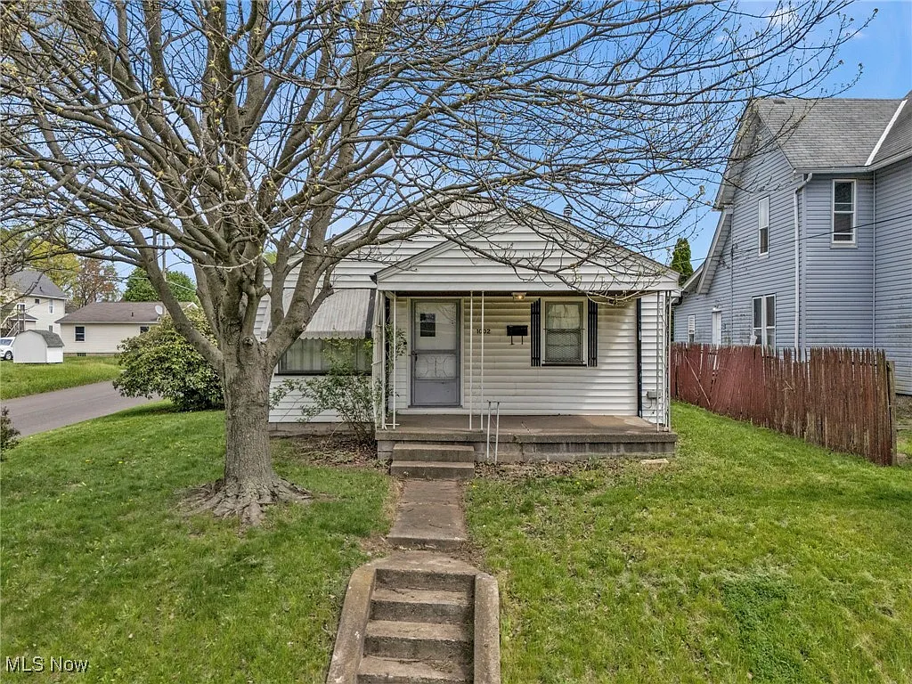 1002 Dueber Ave SW photo 1