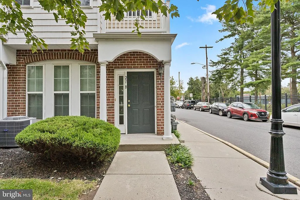 3 bed, 2.5 bath, 1932 sqft, $2,900 — Photo 2