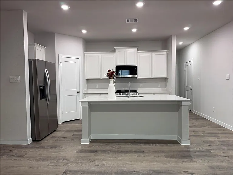 533 Shoreview Dr — Photo 2
