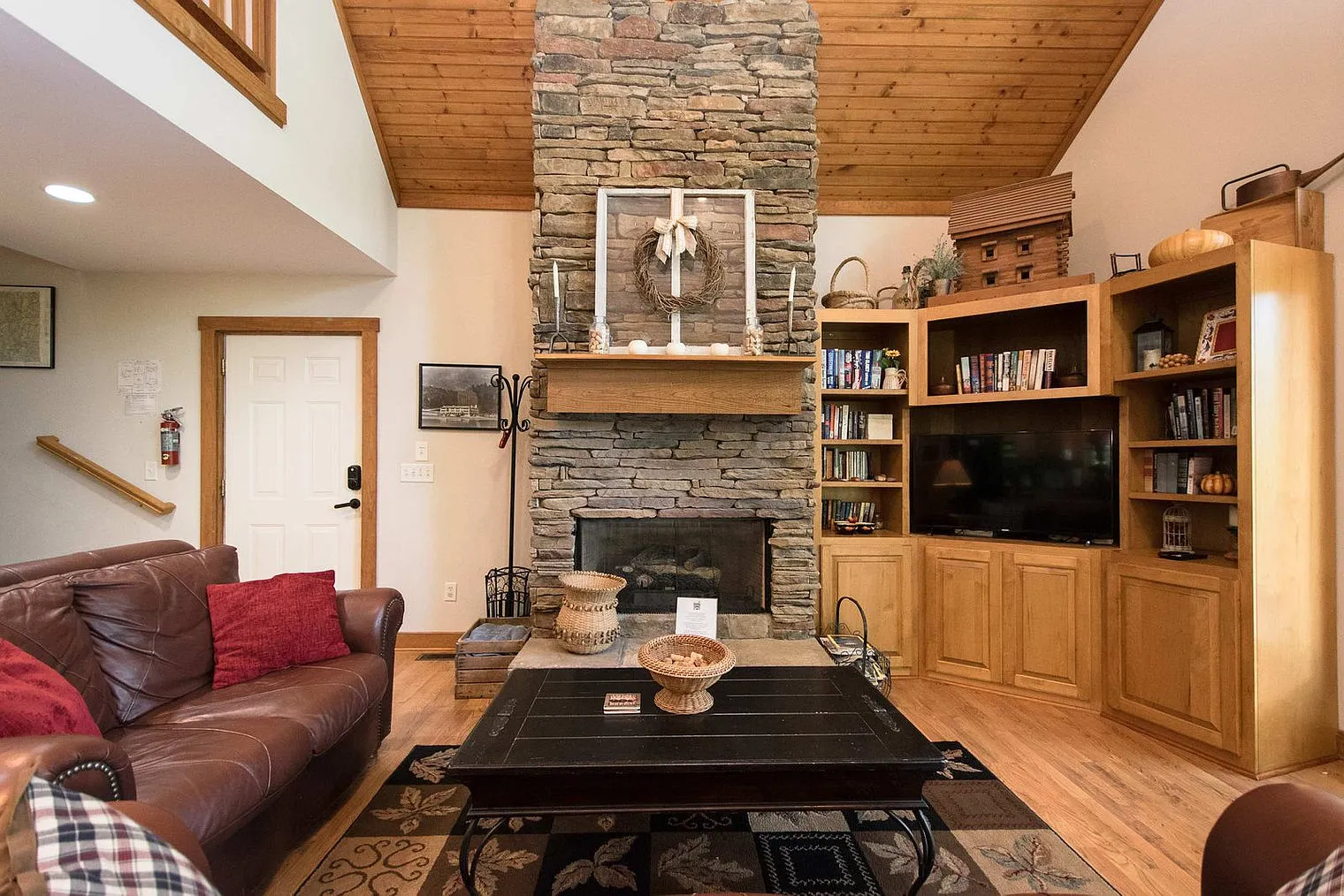 5 bed, 3.0 bath, 2626 sqft, $8,698 — Photo 1