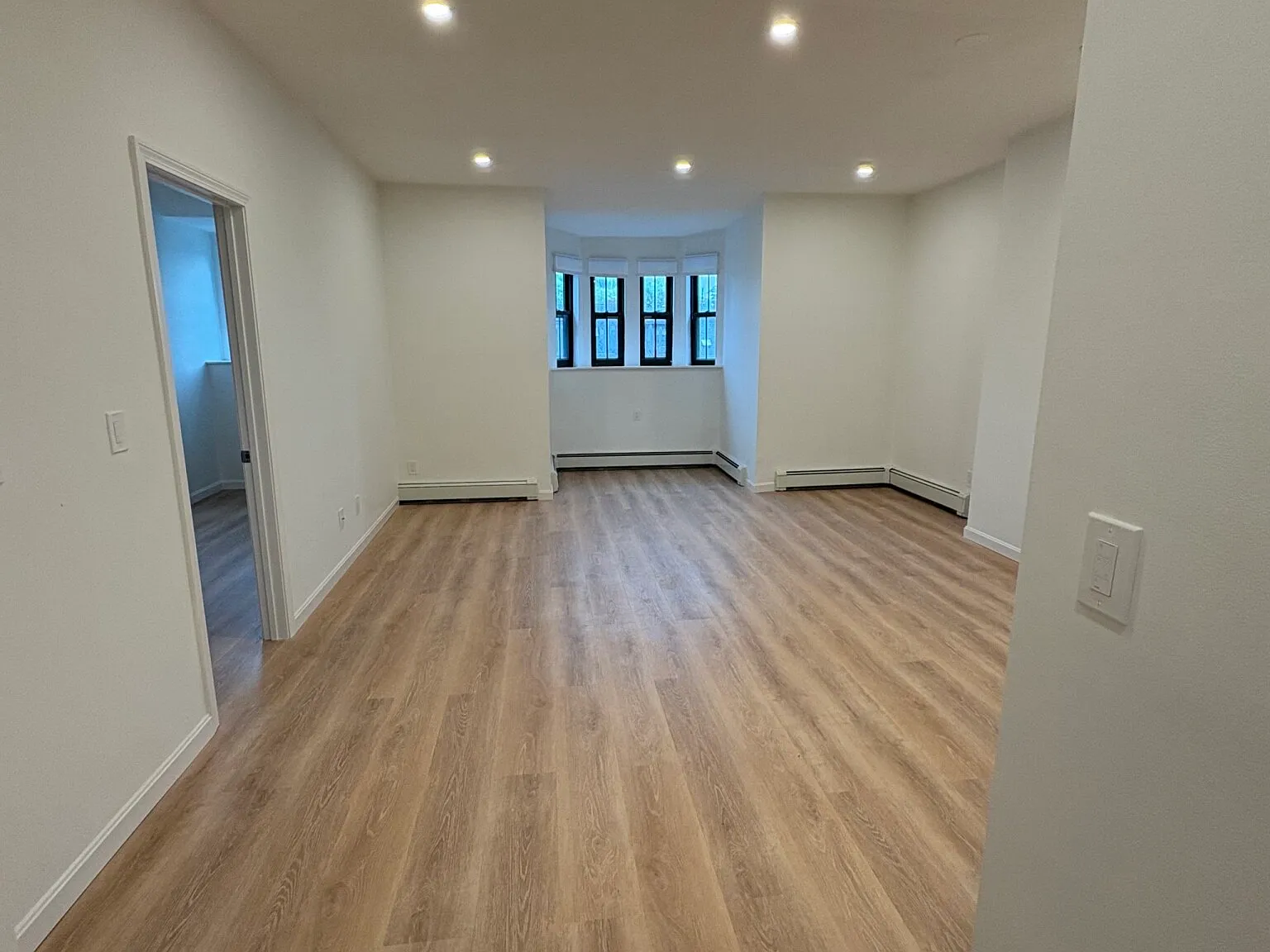 3 bed, 1000 sqft, $4,800 — Photo 4