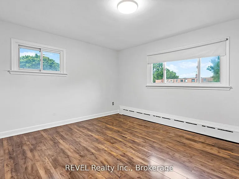 462B Carlton St — Photo 3