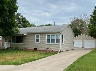 610 Crescent Ln, Fort Madison, IA 52627