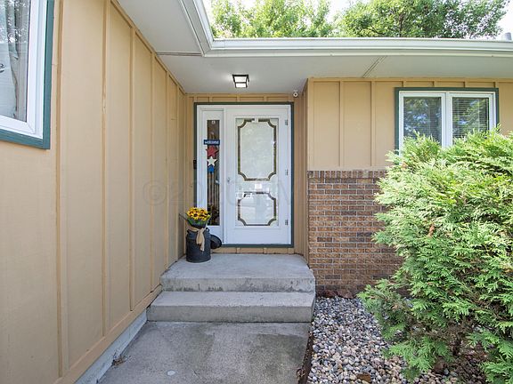 4th image of 219 11th Ave E