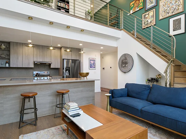 2027 W Race Ave #2W — Photo 4