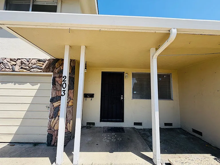 203 W Benjamin Holt Dr — Photo 2