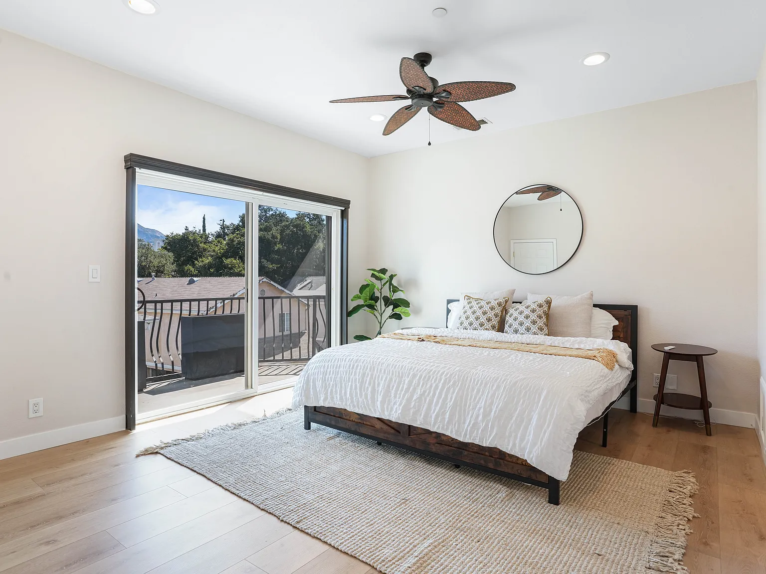 4 bed, 2262 sqft, $9,500 — Photo 4
