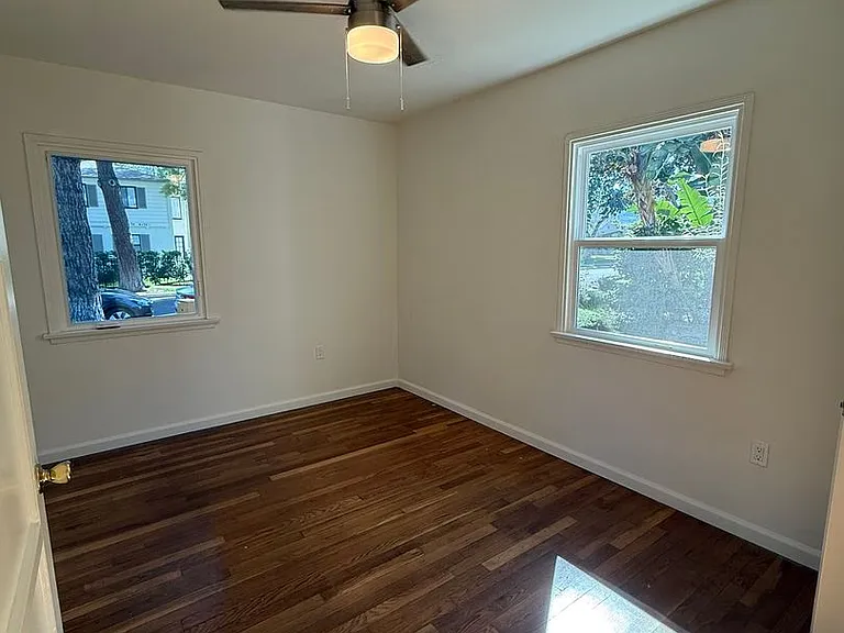 4131 W Toluca Lake Ave — Photo 14