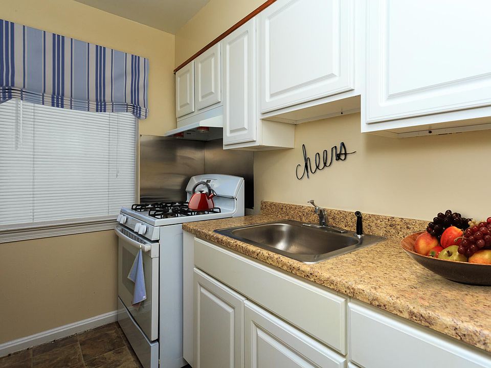 2nd image of 439 N Frederick Ave
