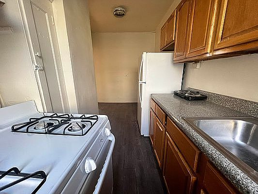 3rd image of 651 W 207th St #5D