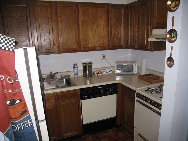 2nd image of 2048 42nd St #3B
