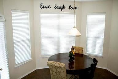 Cozy breatkfast nook for family meals