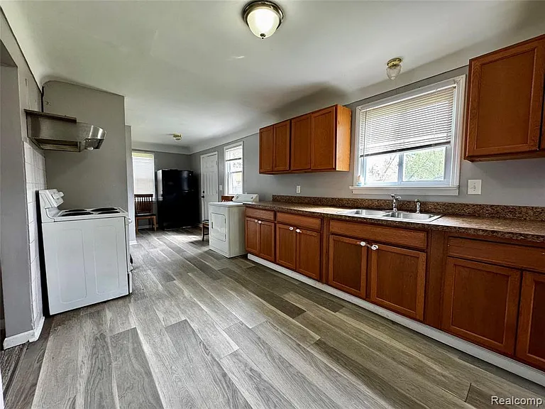 8045 Cadillac Ave — Photo 10