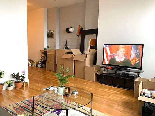 Rented by Manhattan Management LLC | media 33