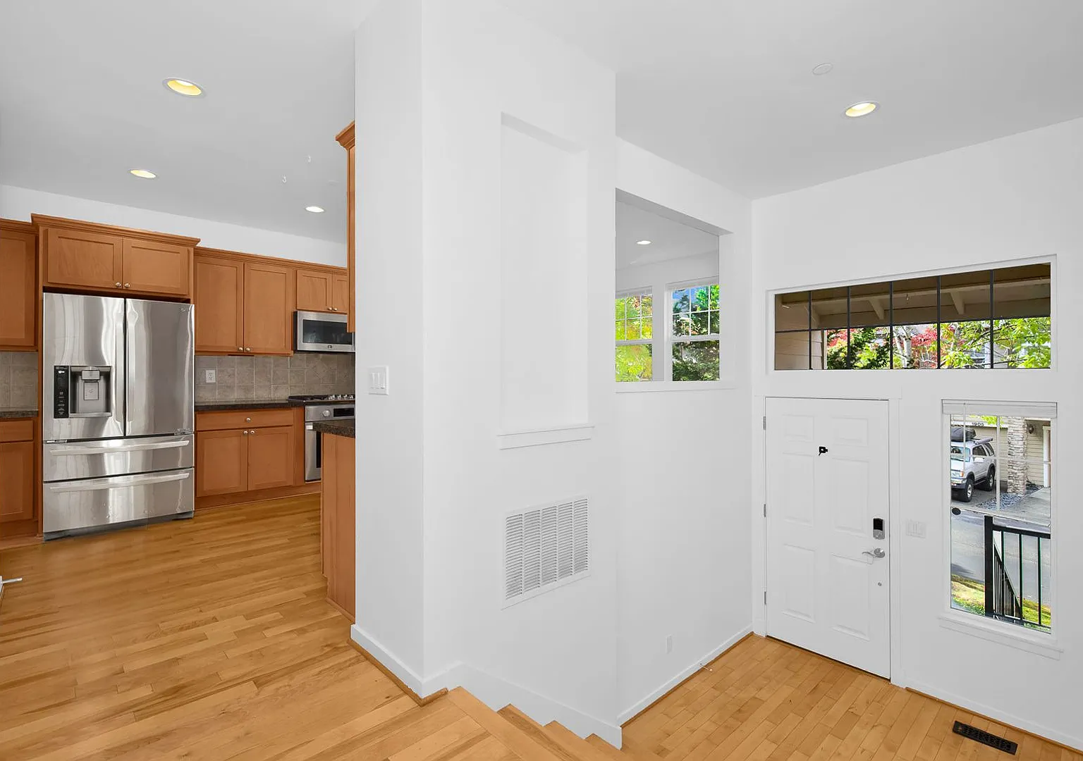 Corner Unit Issaquah Highlands 3 Bedroom Townhouse 2 car Garage — Photo 2