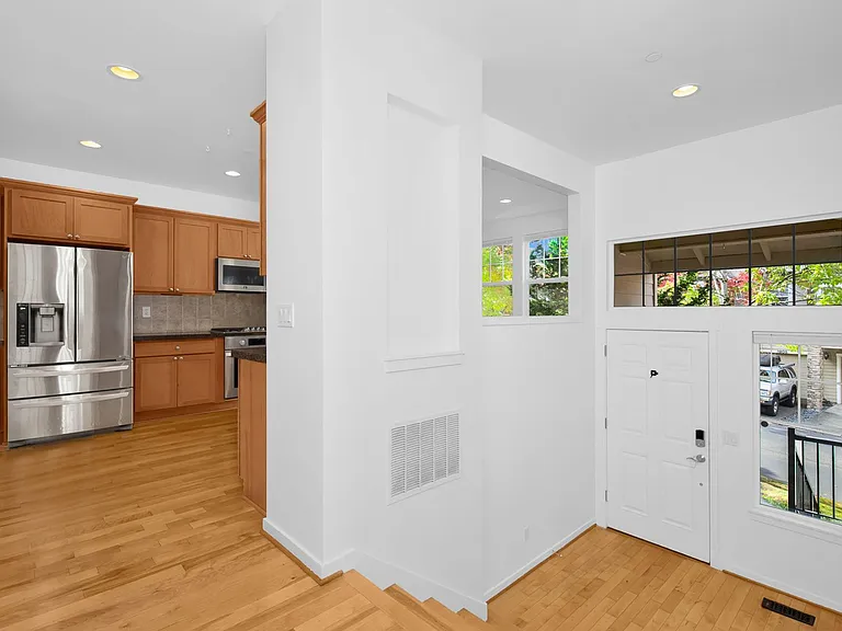 1904 16th Ln NE — Photo 2